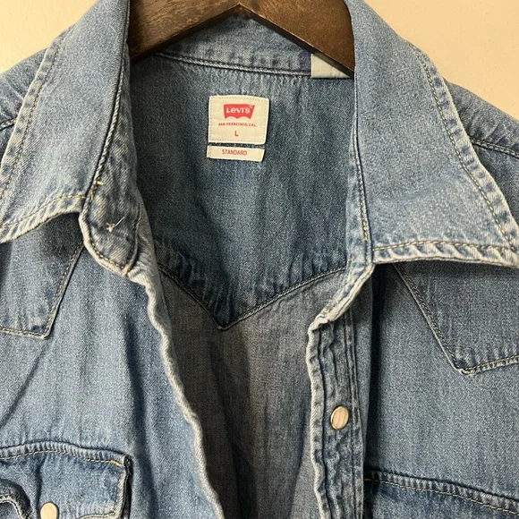 Levi's Men's Light Blue Denim Western Shirt - Picture 2 of 2